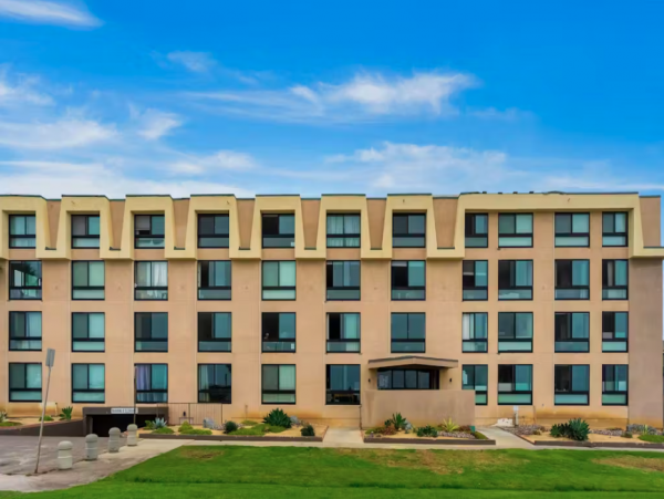 Beachfront Condo with Shared Outdoor Pool in Pacific Beach