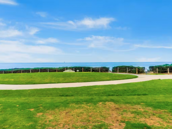 Beachfront Condo with Shared Outdoor Pool in Pacific Beach
