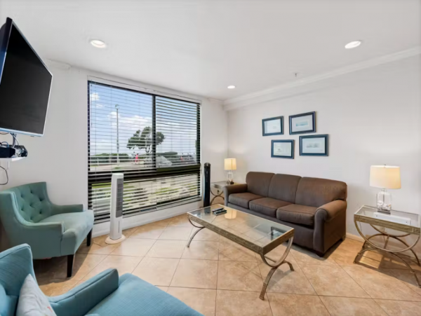 Beachfront Condo with Shared Outdoor Pool in Pacific Beach