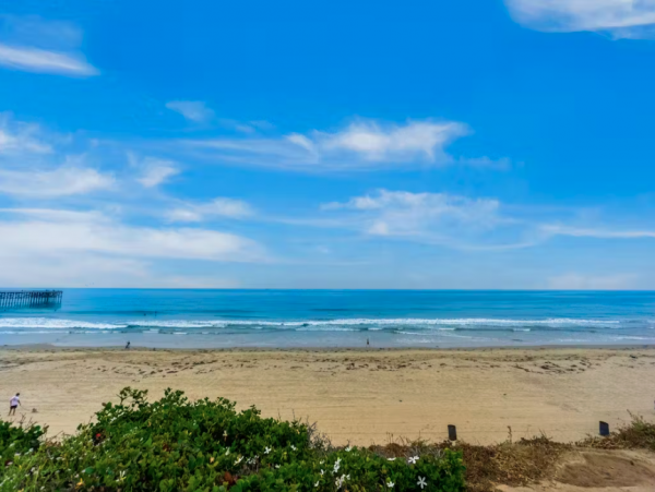 Beachfront Condo with Shared Outdoor Pool in Pacific Beach