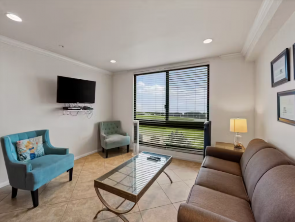 Beachfront Condo with Shared Outdoor Pool in Pacific Beach
