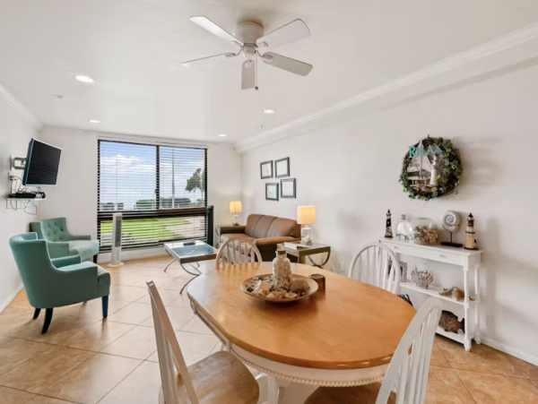Beachfront Condo with Shared Outdoor Pool in Pacific Beach