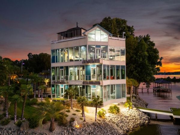 Waterfornt Six Bedroom Vacation Rental in Lake Norman