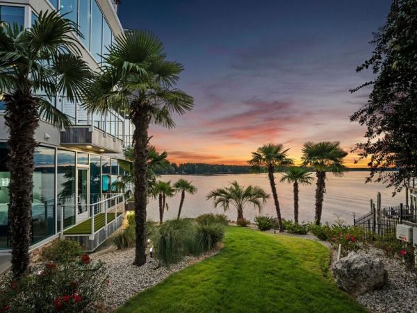 Waterfornt Six Bedroom Vacation Rental in Lake Norman