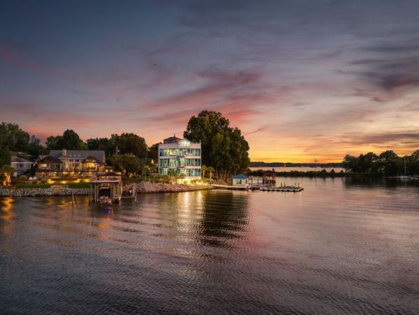 Waterfornt Six Bedroom Vacation Rental in Lake Norman