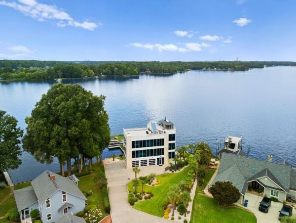 Waterfornt Six Bedroom Vacation Rental in Lake Norman