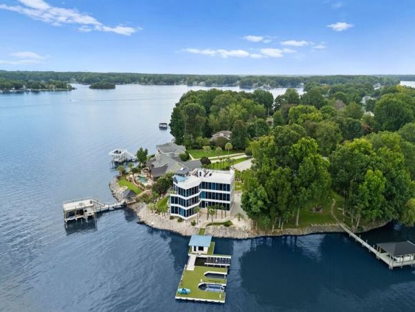 Waterfornt Six Bedroom Vacation Rental in Lake Norman