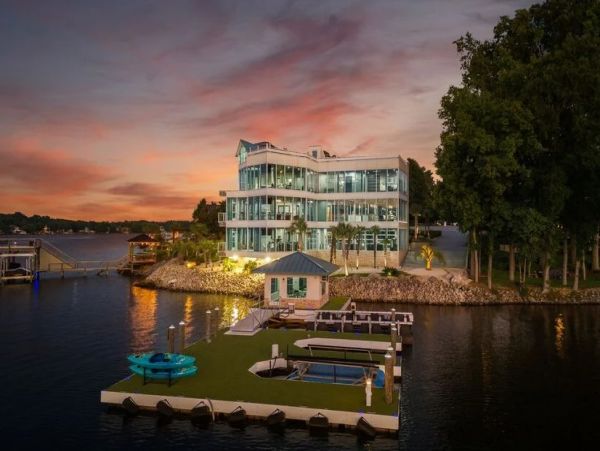 Waterfornt Six Bedroom Vacation Rental in Lake Norman