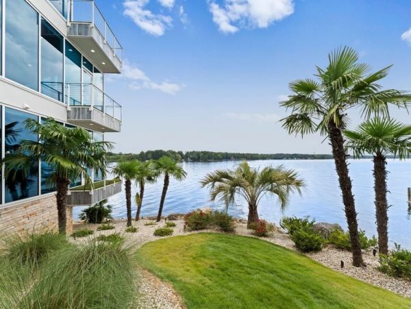 Waterfornt Six Bedroom Vacation Rental in Lake Norman