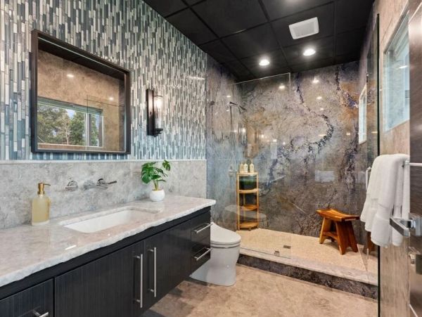 Waterfornt Six Bedroom Vacation Rental in Lake Norman