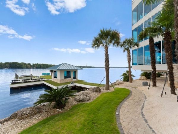 Waterfornt Six Bedroom Vacation Rental in Lake Norman