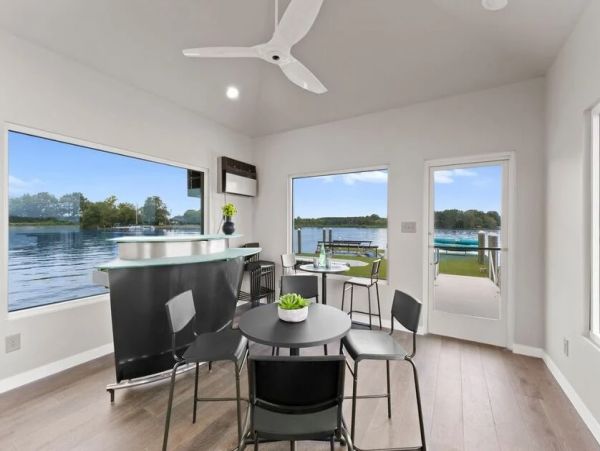 Waterfornt Six Bedroom Vacation Rental in Lake Norman