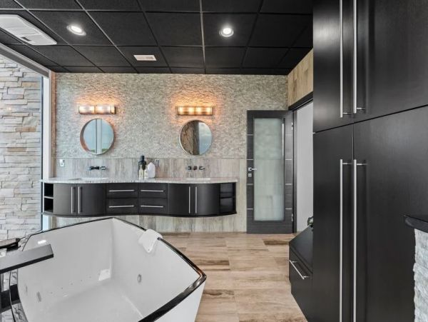 Waterfornt Six Bedroom Vacation Rental in Lake Norman