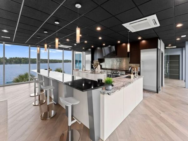 Waterfornt Six Bedroom Vacation Rental in Lake Norman