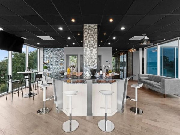 Waterfornt Six Bedroom Vacation Rental in Lake Norman