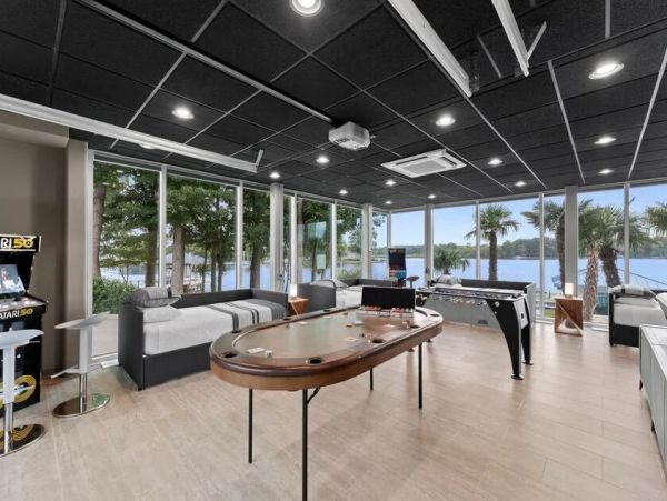 Waterfornt Six Bedroom Vacation Rental in Lake Norman