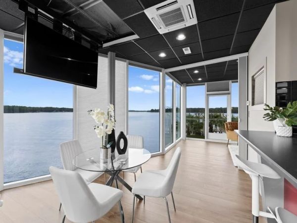 Waterfornt Six Bedroom Vacation Rental in Lake Norman