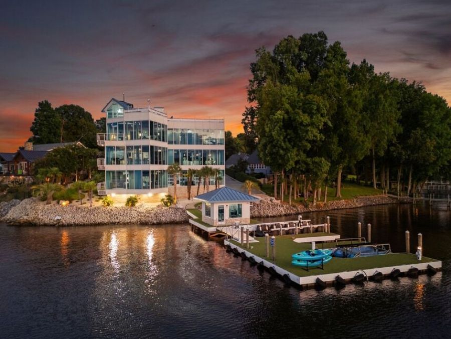 Waterfornt Six Bedroom Vacation Rental in Lake Norman