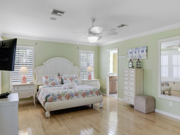 Luxurious 5-Bedroom Vacation Home in Sanibel Close to Beaches & Shopping