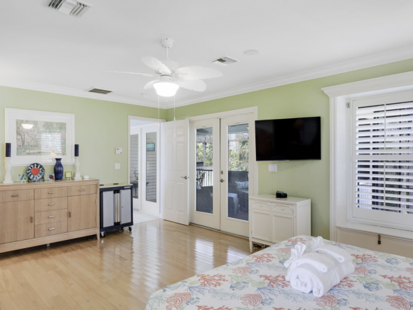 Luxurious 5-Bedroom Vacation Home in Sanibel Close to Beaches & Shopping