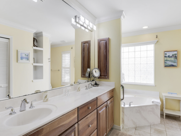 Luxurious 5-Bedroom Vacation Home in Sanibel Close to Beaches & Shopping