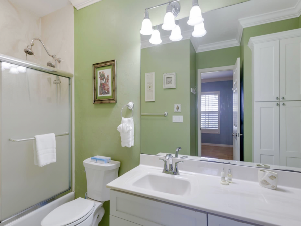 Luxurious 5-Bedroom Vacation Home in Sanibel Close to Beaches & Shopping