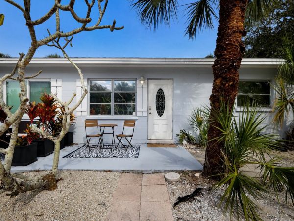Cozy Vacation Rental Short Walk to Beach