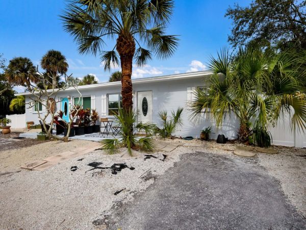 Cozy Vacation Rental Short Walk to Beach