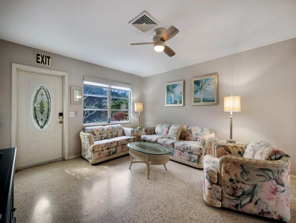 Cozy Vacation Rental Short Walk to Beach