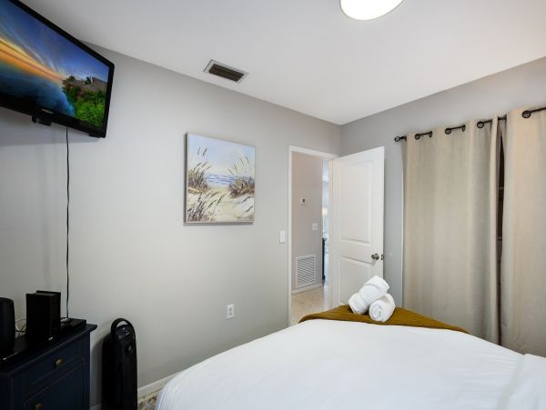 Cozy Vacation Rental Short Walk to Beach