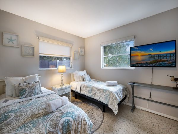 Cozy Vacation Rental Short Walk to Beach