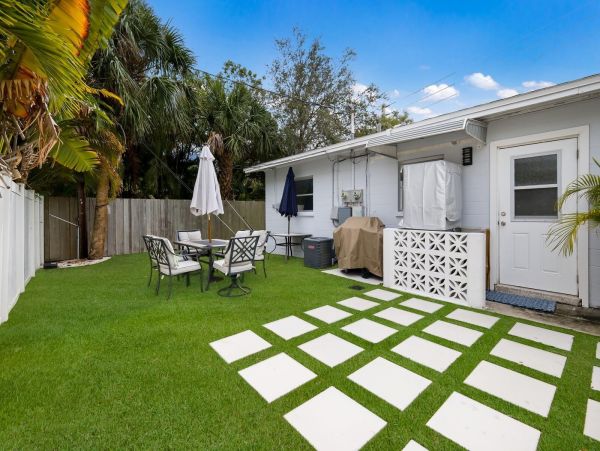 Cozy Vacation Rental Short Walk to Beach