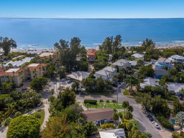 Cozy Vacation Rental Short Walk to Beach