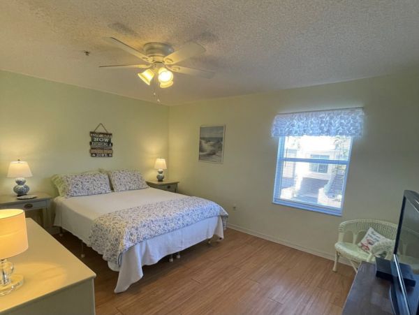 Cozy 2-Bed Condo in Holmes Beach with Heated Pool & Views
