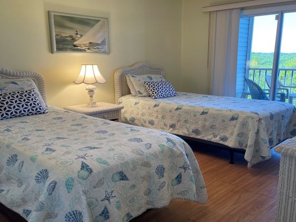 Cozy 2-Bed Condo in Holmes Beach with Heated Pool & Views