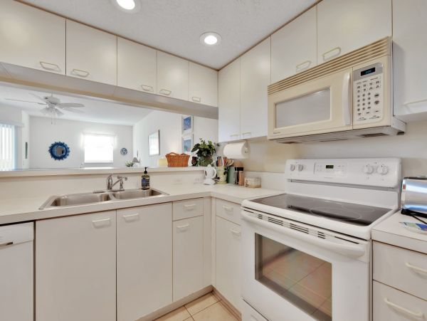 Cozy 2-Bed Condo in Holmes Beach with Heated Pool & Views