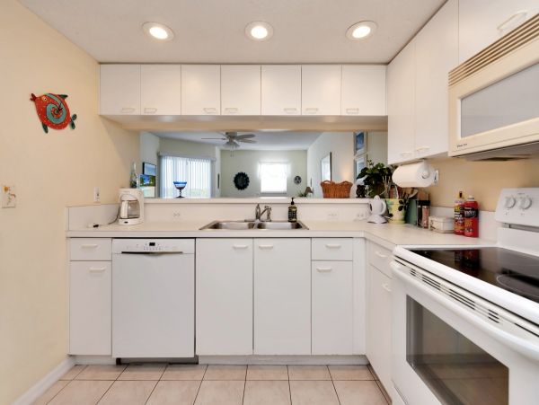 Cozy 2-Bed Condo in Holmes Beach with Heated Pool & Views