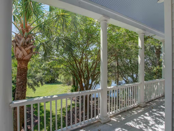 Isle of Palms Home Beautiful Views, Shared Pool & Gourmet Kitchen In SC