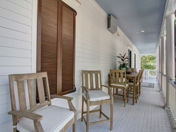 Isle of Palms Home Beautiful Views, Shared Pool & Gourmet Kitchen In SC