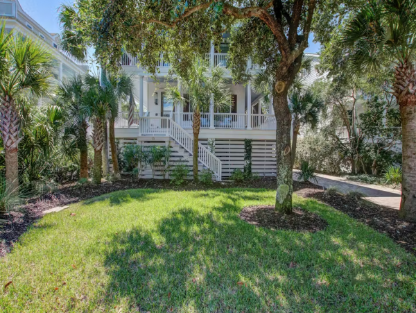 Isle of Palms Home Beautiful Views, Shared Pool & Gourmet Kitchen In SC