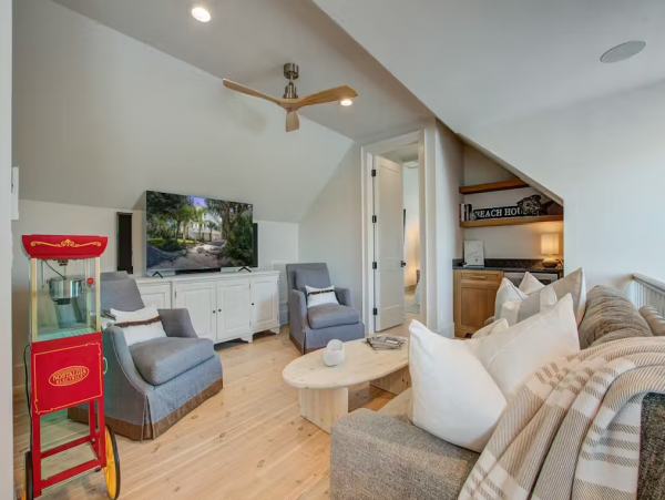 Isle of Palms Home Beautiful Views, Shared Pool & Gourmet Kitchen In SC