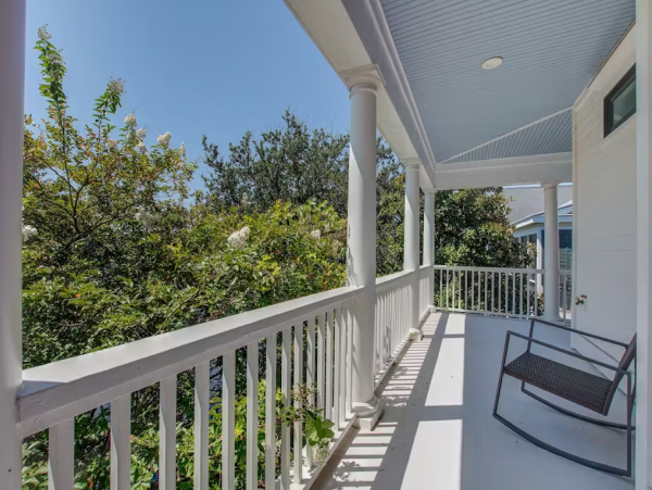 Isle of Palms Home Beautiful Views, Shared Pool & Gourmet Kitchen In SC