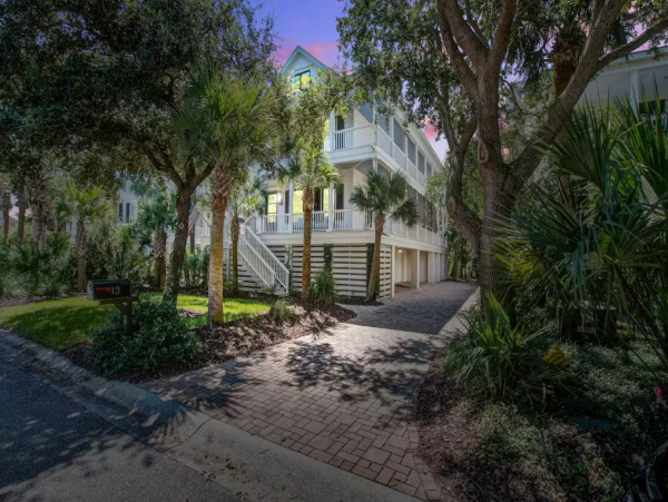 Isle of Palms Home Beautiful Views, Shared Pool & Gourmet Kitchen In SC