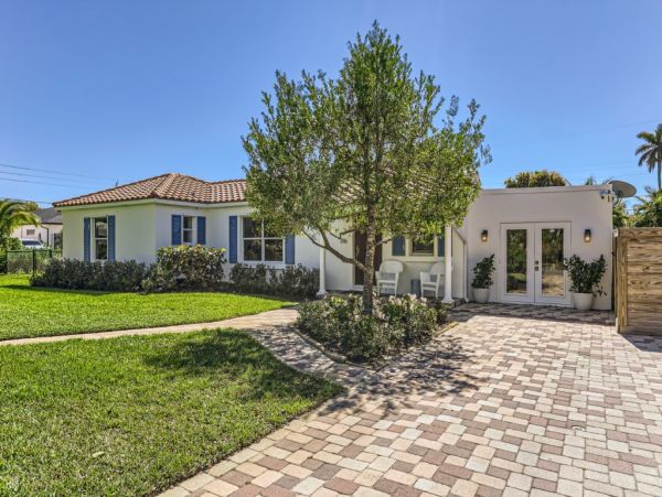 Luxurious 3-Bedroom Vacation Home Rental with Pool in West Palm Beach