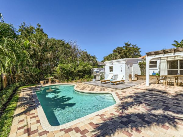 Luxurious 3-Bedroom Vacation Home Rental with Pool in West Palm Beach