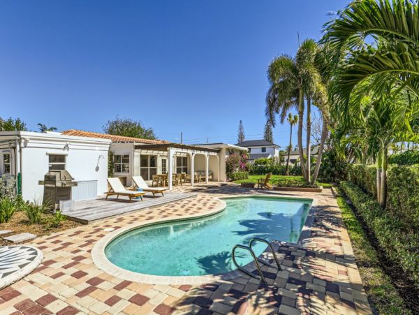Luxurious 3-Bedroom Vacation Home Rental with Pool in West Palm Beach