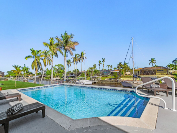 Gulf Access Paradise: A Tranquil Waterfront Retreat