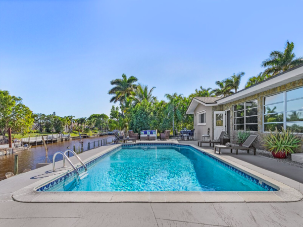 Gulf Access Paradise: A Tranquil Waterfront Retreat