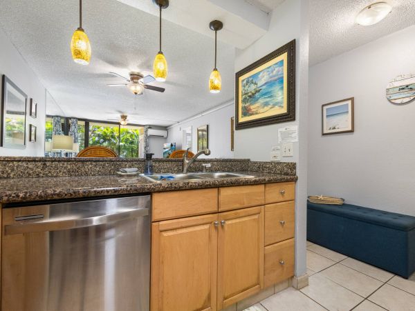 Maui Tropical Paradise Retreat: Ground-Floor Condo with Resort Amenities & Beach Access