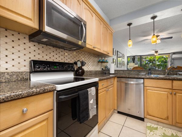 Maui Tropical Paradise Retreat: Ground-Floor Condo with Resort Amenities & Beach Access
